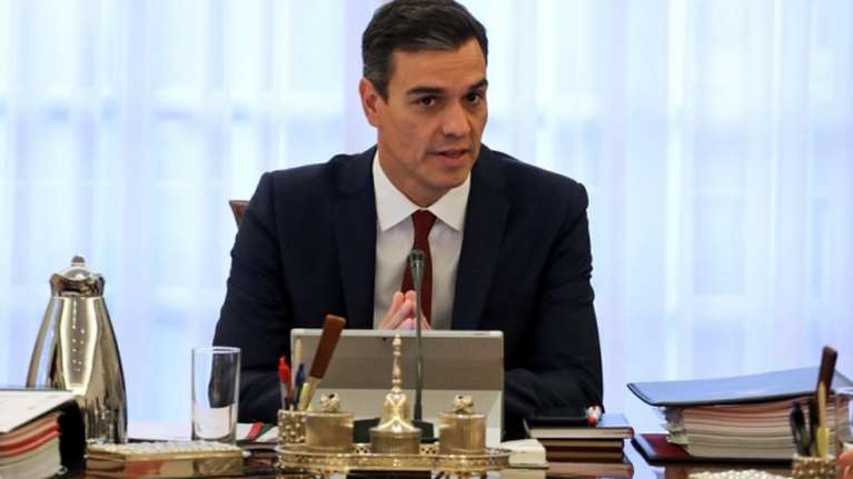 Ο  Πέδρο Σάντσεθ πέταξε ακόμη και τη γραβάτα λόγω της ενεργειακής κρίσης