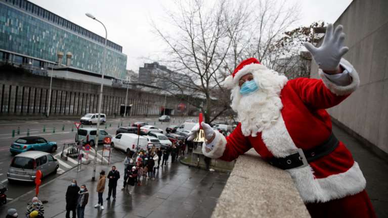 Στη σκιά της μετάλλαξης Όμικρον: Ο κόσμος ετοιμάζεται για δεύτερα Χριστούγεννα με περιορισμούς και νέα μέτρα
