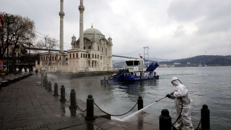 Κορονοϊός: Γιατί ο Ερντογάν δεν επιβάλλει απαγόρευση κυκλοφορίας παρά τη ραγδαία εξάπλωση