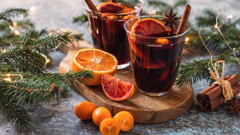 Glühwein: Το ζεστό, αρωματικό κρασί των γιορτών και η ιστορία του - Πώς θα το φτιάξετε