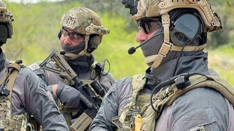 Η εντυπωσιακή επίδειξη των Ράμπο του Λιμενικού στη ΔΕΘ - &quot;Συνέλαβαν&quot; κακοποιό ενώπιον του Μητσοτάκη [Βίντεο]