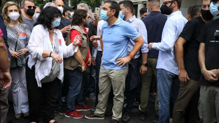 Μήνυμα Τσίπρα: Τέρμα η άμυνα, να περάσουμε στην αντεπίθεση στηρίζοντας τους εργαζόμενους