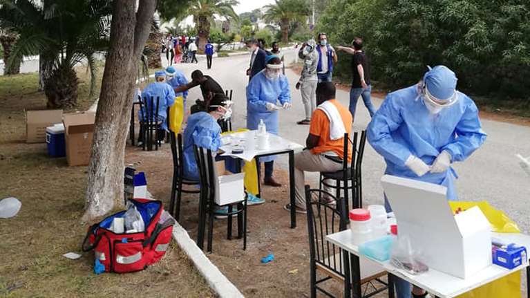 Ερμιονίδα: Ξεκίνησε η δειγματοληψία για κορονοϊό στους πρόσφυγες στο ξενοδοχείο &quot;Γαλαξίας&quot;