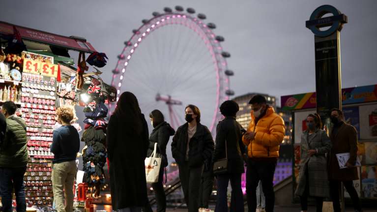 Η μετάλλαξη Όμικρον &quot;σκεπάζει&quot; τη Βρετανία: Ρεκόρ κρουσμάτων με 189.846 νέες μολύνσεις