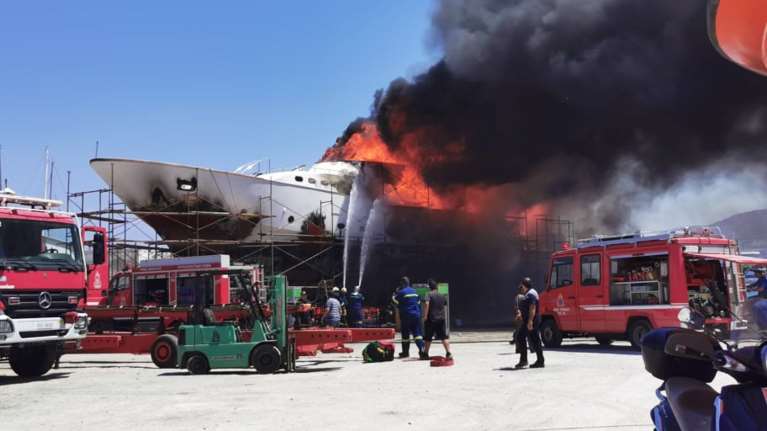 Σύρος: Φωτιά και έκρηξη σε ναυπηγείο - Θαλαμηγός έγινε "στάχτη" [Εικόνες-Βίντεο]