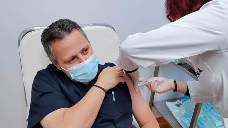 Κικίλιας: Αμέσως μετά τους υγειονομικούς του ΕΣΥ θα εμβολιαστούν οι ιδιώτες γιατροί