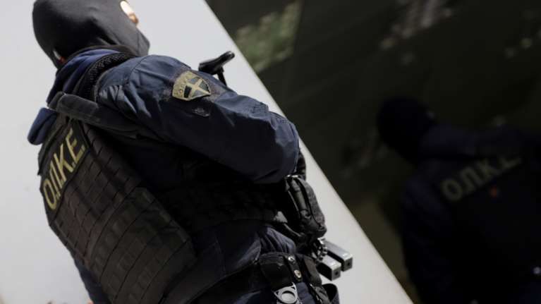 Συνελήφθη στη Γλυφάδα ο γιος του Γιάννη &quot;Θείου Τζο&quot; Σκαφτούρου - Βρήκαν οπλοστάσιο στο μαύρο BMW