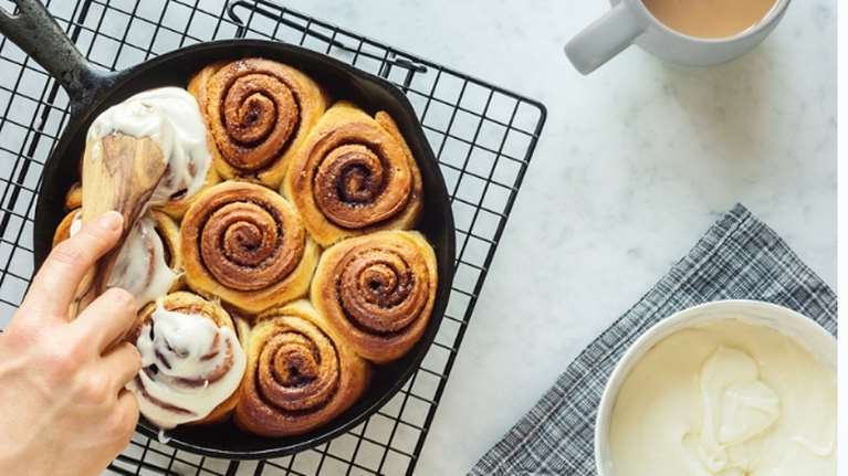 Υπέροχα ταχινοπιτάκια με μόλις 4 υλικά: Έτοιμα σε 15 λεπτά