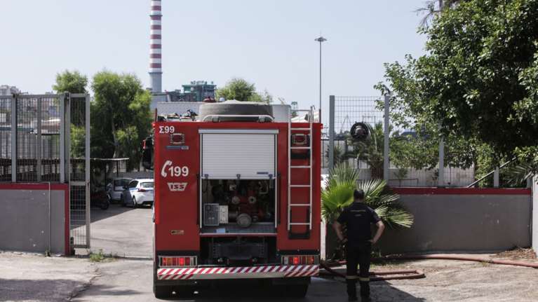 Φωτιά τώρα σε αποθήκη στο Αιγάλεω: Ήχησε το 112, &quot;κλείστε πόρτες και παράθυρα&quot;