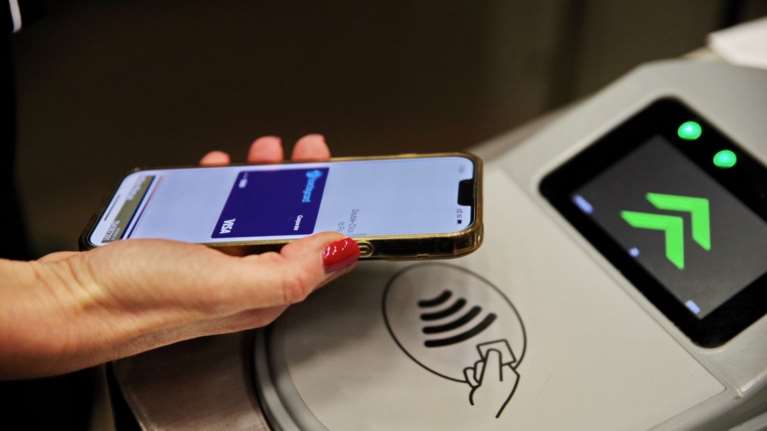 Tap2Ride: Τέλος στους τζαμπατζήδες στα μέσα μεταφοράς με τις εύκολες πληρωμές μέσω κάρτας ή smartphone