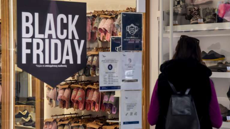 Black Friday: Κυνηγοί προσφορών οι Έλληνες καταναλωτές - Διαφορετική η φετινή "Μαύρη Παρασκευή"