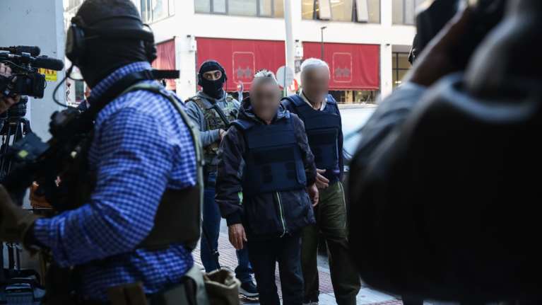 Με χειροπέδες και αλεξίσφαιρο βγήκε από το δικαστήριο ο "Έλληνας Εσκομπάρ" - Πήρε προσθεσμία για την Πέμπτη