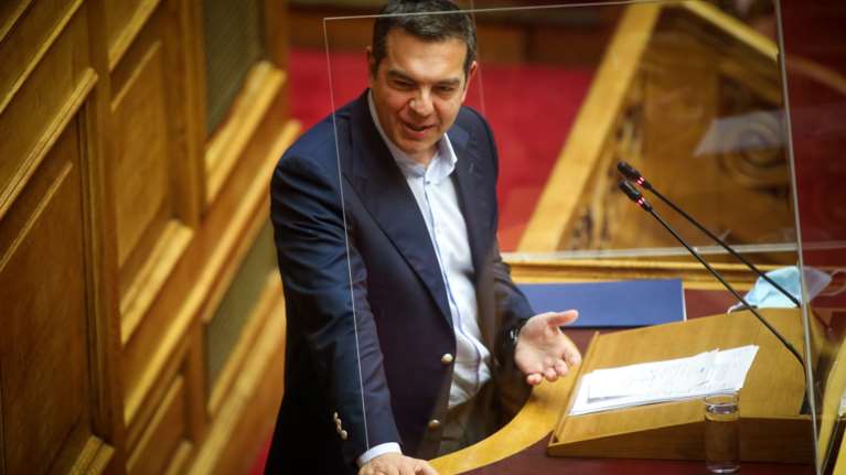 Τσίπρας στη Βουλή: Γαλάζια παιδιά και golden boys παντού, ενώ η κοινωνία στενάζει