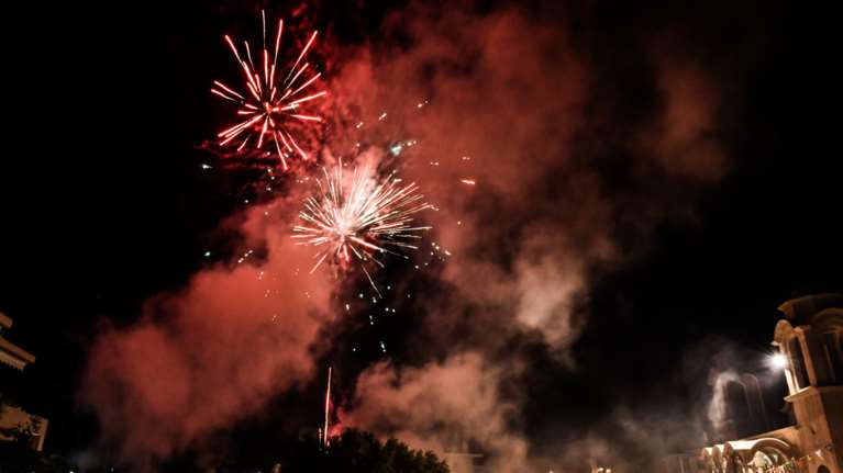 Από την &quot;εκκλησία&quot; στα κρατητήρια: Συλλήψεις και κατασχέσεις δεκάδων εμπρηστικών μηχανισμών και μολότοφ στην Αττική