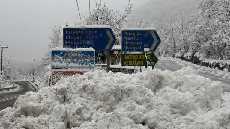 Η κακοκαιρία σαρώνει τη χώρα: Καταιγίδες, χιόνια, απαγορεύσεις και "κόκκινος" συναγερμός στους δρόμους