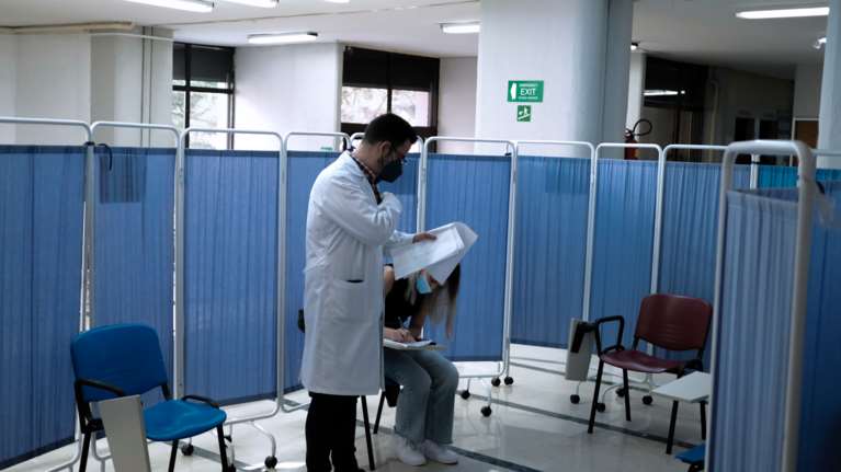 Και όμως κάτι κινείται: Αύξηση στα ραντεβού εμβολιασμού κατά 50%- Σκέψεις για &quot;ημερομηνία λήξης&quot; των πιστοποιητικών