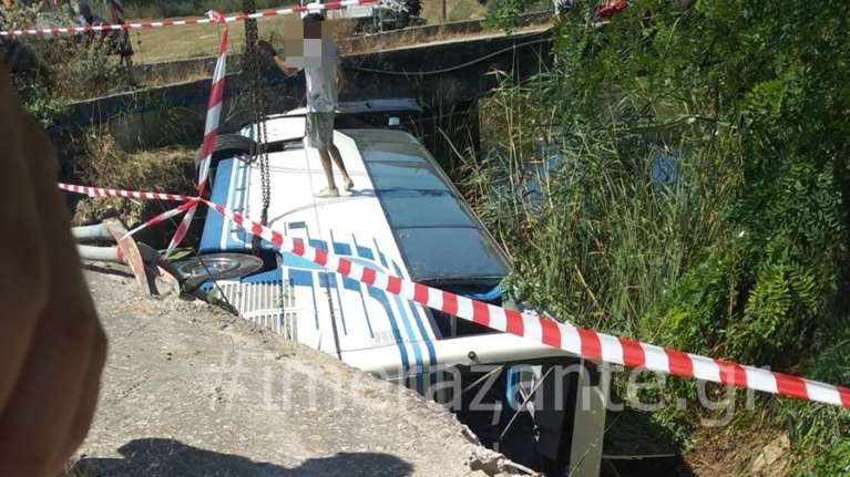 Ζάκυνθος: Τουριστικό λεωφορείο έπεσε μέσα σε γεφύρι στην Αγριλιά [Εικόνες]