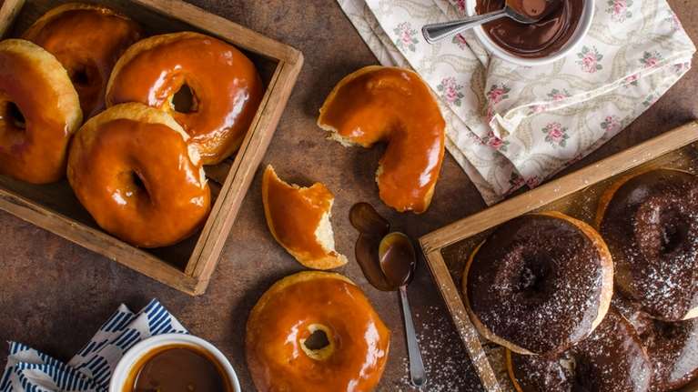 Συνταγή: Υγιεινά και λαχταριστά donuts φούρνου με σπιτική σοκολάτα - Θα ξετρελαθείτε
