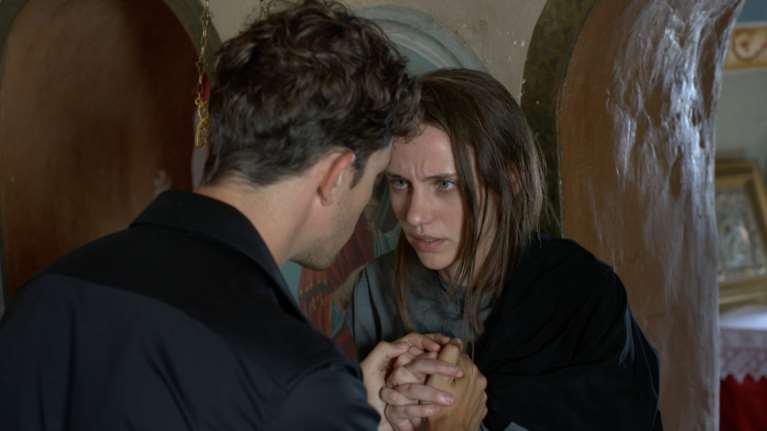 Πανικός στο Twitter με το &quot;Μαύρο Ρόδο&quot; - &quot;Φλερτάρει μέσα στην εκκλησία και εγώ δεν μπορώ ούτε σε μπαρ&quot;