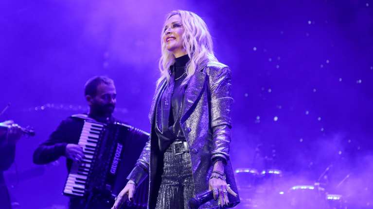 Άννα Βίσση: Τo νέο κούρεμα και το χρώμα μαλλιών που την έκαναν να μοιάζει 10 χρόνια νεότερη