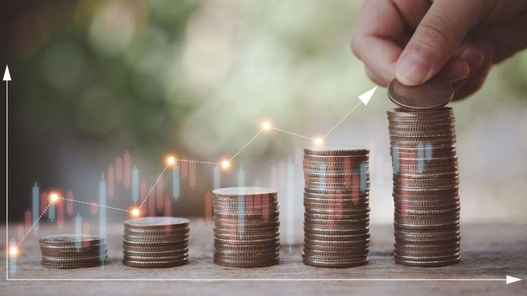 Με ρυθμό χελώνας η αύξηση στα επιτόκια καταθέσεων - Ακριβαίνουν τα στεγαστικά