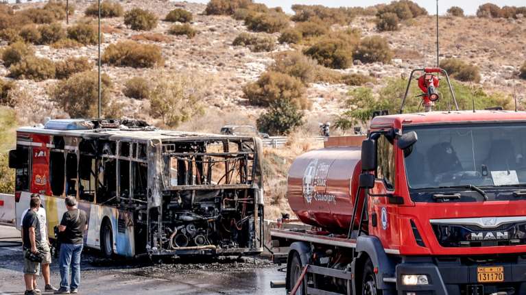 Φωτιά σε λεωφορείο επί της Λεωφόρου Ποσειδώνος -  Κάηκε ολοσχερώς - 5 επιβάτες στο όχημα - Κυκλοφοριακές ρυθμίσεις