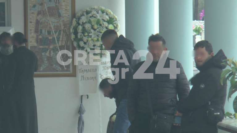 Κρήτη: Ράκος οι γονείς στην κηδεία του 22χρονου φοιτητή που καταπλακώθηκε από τοίχο στη Λάρισα