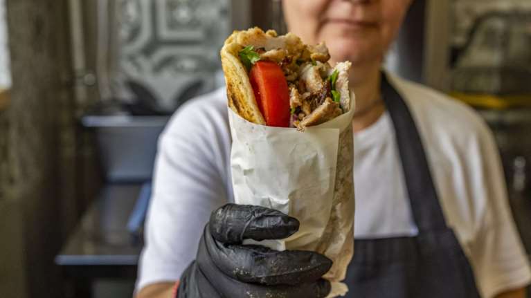 Ένα από τα πιο τίμια σουβλάκια της Αθήνας: Γιατί όλοι τρώνε σε αυτό το μέρος στο Κουκάκι