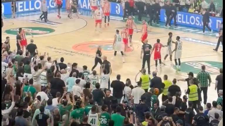 Παναθηναϊκός - Ολυμπιακός: Η στιγμή που ο Σλούκας αγνοεί τον Γουόκαπ που του δίνει το χέρι του - Πριν λογομάχησε με Κάνααν