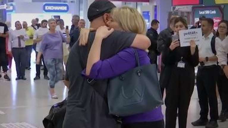 Συγκίνηση για τους πρώτους Έλληνες που επιστρέφουν στην Αθήνα από τη Γάζα: &quot;Δεν υπάρχει ζωή, η απόλυτη καταστροφή&quot;