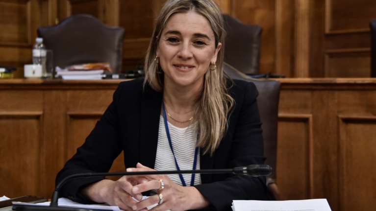 Πρωτοφανές επεισόδιο στη Βουλή: Ο πρόεδρος της Επιτροπής Ανταγωνισμού κάλεσε τους βουλευτές να καταψηφίσουν την Αντιπρόεδρο