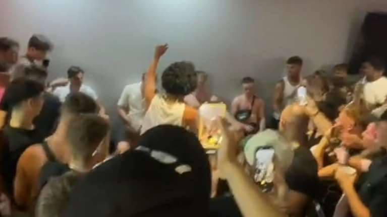 Ζάκυνθος: Σάλος με το βίντεο που δείχνει ερωτικό διαγωνισμό μεταξύ τουριστών σε κλαμπ του νησιού - Εξετάζεται η γνησιότητά του