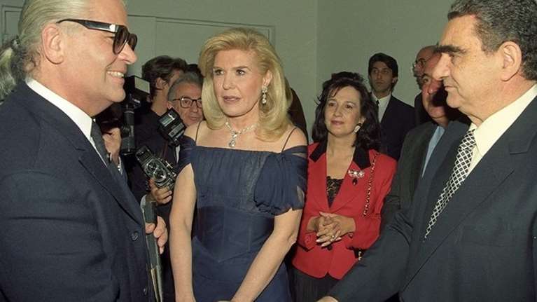 Έτος 1994: Βαρδής και Μαριάννα Βαρδινογιάννη υποδέχονται τον Καρλ Λάγκερφελντ στην Αθήνα