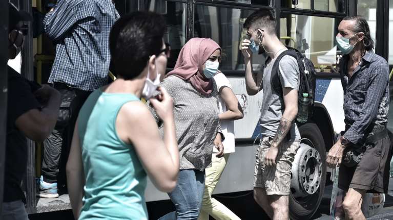 Εξαδάκτυλος: Η μάσκα, "εργαλείο" που θα μας βοηθήσει να συνεχίζουμε τη ζωή μας