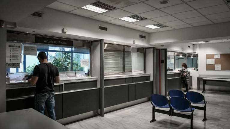 Ιδρύονται Υπηρεσίες Φορολογικής Εξυπηρέτησης: Ποιες ΔΟΥ ενοποιούνται σε Αττική και Θεσσαλονίκη
