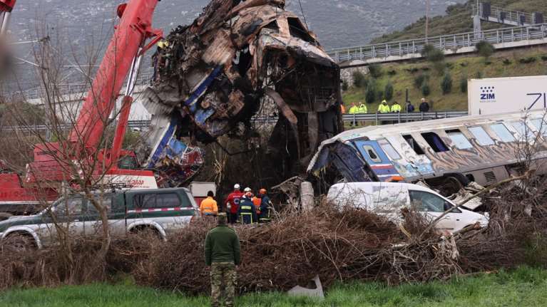 Τέμπη - Ραγίζει καρδιές η μητέρα του μηχανοδηγού της εμπορικής αμαξοστοιχίας:  &quot;Κοιμηθήκαμε με παιδί και ξυπνήσαμε χωρίς παιδί&quot;