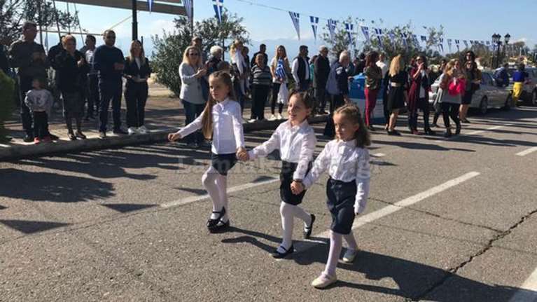 Φθιώτιδα: Αφησαν χωρίς δασκάλα την τυφλή μαθήτρια που συγκίνησε στην παρέλαση της 28ης Οκτωβρίου