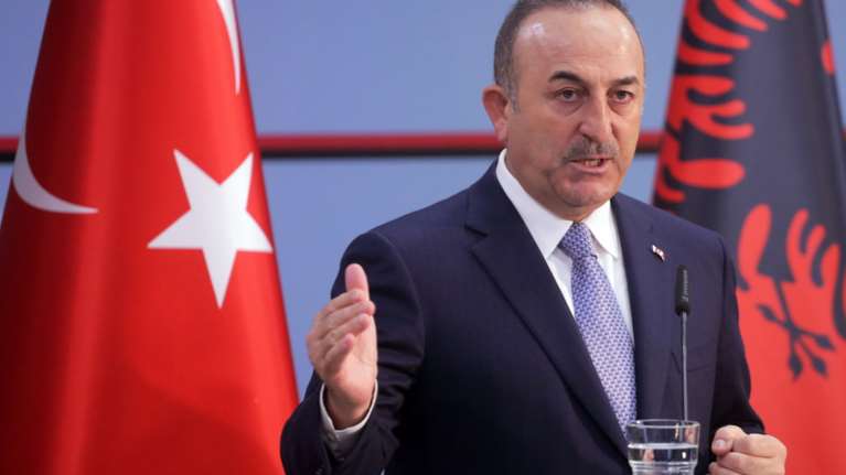 Προκλητικός πάντα ο Τσαβούσογλου: &quot;Οταν ρίξαμε στη θάλασσα τους Ελληνες σεβαστήκαμε τη σημαία τους&quot;