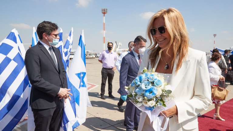 Με total white look η Μαρέβα Μητσοτάκη στο Ισραήλ: Το δροσερό σύνολο και η λεπτομέρεια στη μάσκα [Εικόνες]