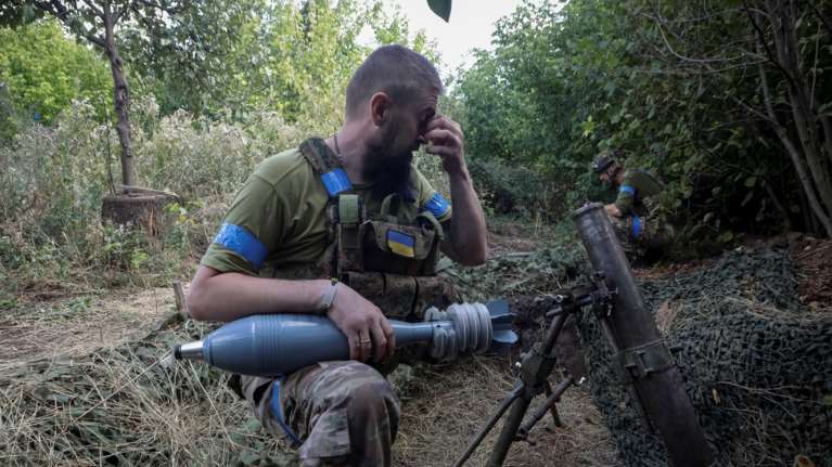 Ουκρανία: Ο Ζελένσκι ζητάει να επιτραπεί η χρήση όπλων μεγάλου βεληνεκούς για να σταματήσει τη ρωσική προώθηση