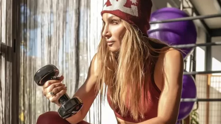 Koιλιακοί που &quot;σκοτώνουν&quot;: H Eλένη Πετρουλάκη ποζάρει με μπικίνι στα 51 της