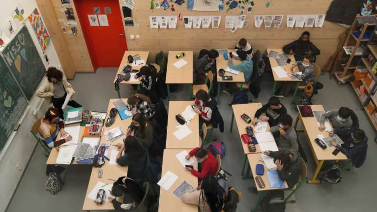 Μαθήματα στην εποχή του κορονοϊού: Πώς λειτούργησαν τα σχολεία σε όλο τον κόσμο - Τι θα γίνει μετά τις γιορτές