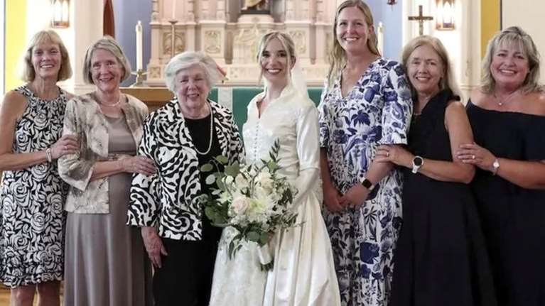 Ένα νυφικό, οκτώ νύφες: Εδώ και 72 χρόνια οι γυναίκες της οικογένειας μοιράζονται το ίδιο φόρεμα