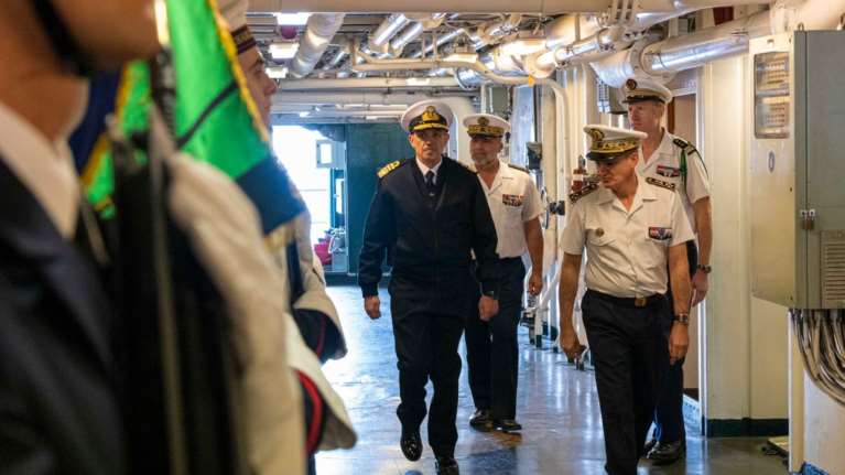 Στο εντυπωσιακό γαλλικό αεροπλανοφόρο Σαρλ ντε Γκωλ η ηγεσία του Πολεμικού Ναυτικού [Εικόνες]