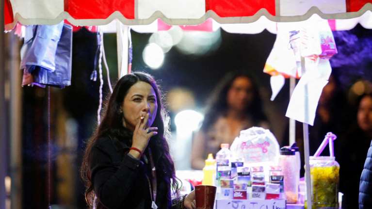 Γαλλικό μπλόκο στους θεριακλήδες με εξωπραγματικές τιμές σε τσιγάρα, καπνό και νέους περιορισμούς: Στα 12 ευρώ το πακέτο