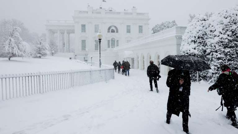 ΗΠΑ: Xειμερινή καταιγίδα στην Ουάσιγκτον - Λευκό πέπλο κάλυψε την πόλη θυμίζοντας το "The Day After Tomorrow" [Εικόνες]