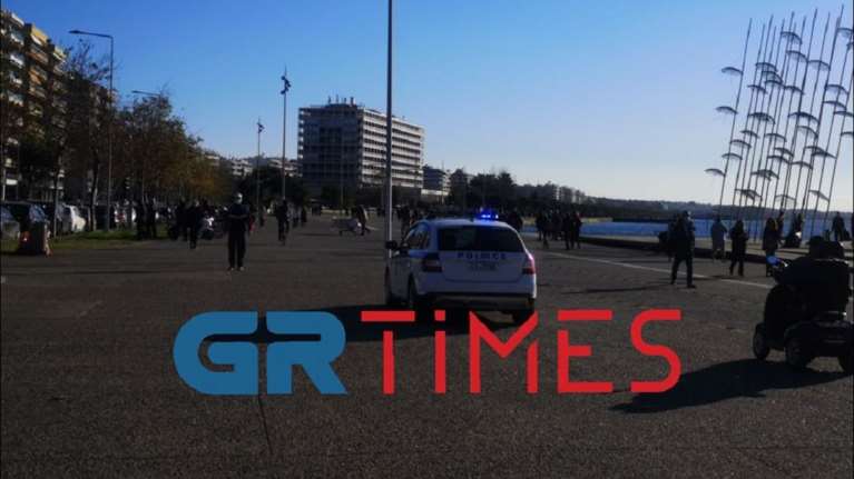 Θεσσαλονίκη: Επί ποδός η αστυνομία με ντουντούκες στη Νέα Παραλία - Πλημμύρισε από κόσμο [Βίντεο]