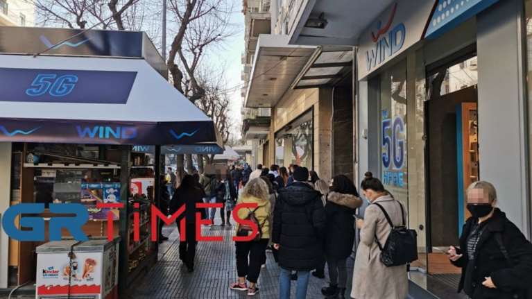 Κορονοϊός: Για ψώνια με σύμμαχο τον καλό καιρό οι Θεσσαλονικείς - Μεγάλες ουρές στα καταστήματα [Εικόνες]