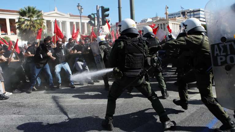 Ένταση και χημικά στα Προπύλαια, στο πανεκπαιδευτικό συλλαλητήριο- Αποκαλυπτικό βίντεο, πώς ξεκίνησαν τα επεισόδια [εικόνες]