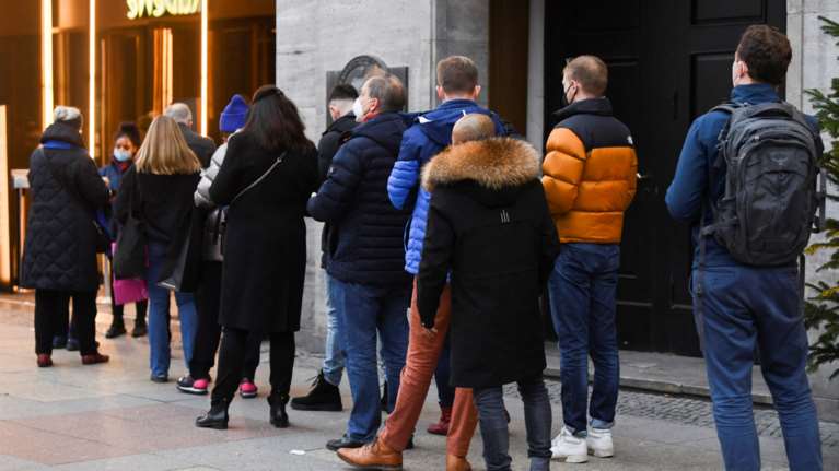 &quot;Φάμπρικα&quot; και στη Γερμανία: Γιατροί χορήγησαν σε εκατοντάδες αρνητές πλαστά πιστοποιητικά και...αραιωμένα εμβόλια